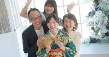 成人式振袖購入プラン|振袖プラン|振袖レンタル&購入|大阪・京都・奈良・兵庫・四日市の成人式撮影ならファーストステージへ|03 前撮り撮影写真3ポーズプレゼント