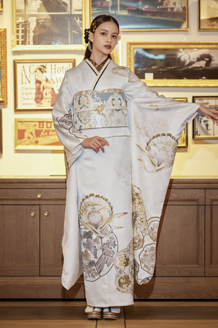 クール系の白色振袖