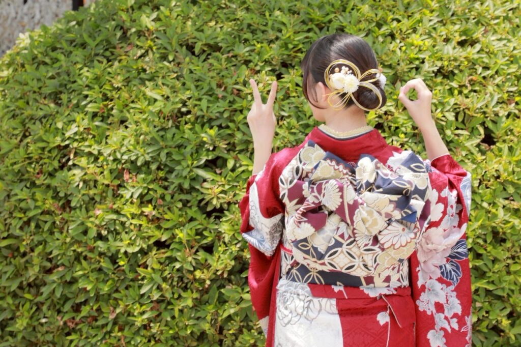 振袖 ヘア 清楚系
特徴: すっきりと無駄のないシルエットが美しい「シンプルアップ」や、低めの位置でまとめる「低めシニヨン」。
ポイント: 清潔感と気品があり、ご親族ウケも抜群の王道スタイルです。