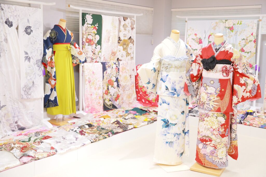 色や柄の異なる振袖を多数展示した明るく広々とした振袖専門店