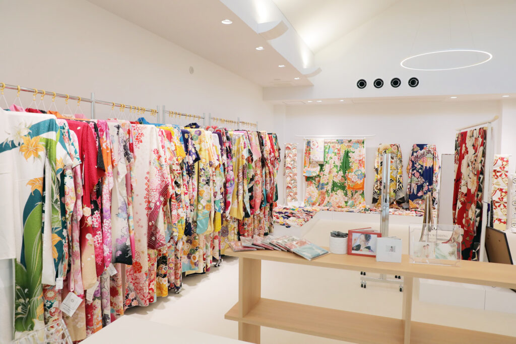 色とりどりの振袖を豊富に取り揃えた振袖専門店の衣装展示