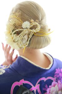 振袖ヘア　シニヨンヘア　成人式のヘアスタイル　金髪振袖ヘア