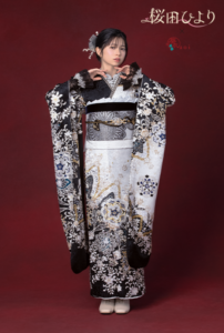 桜田ひより振袖　白黒振袖