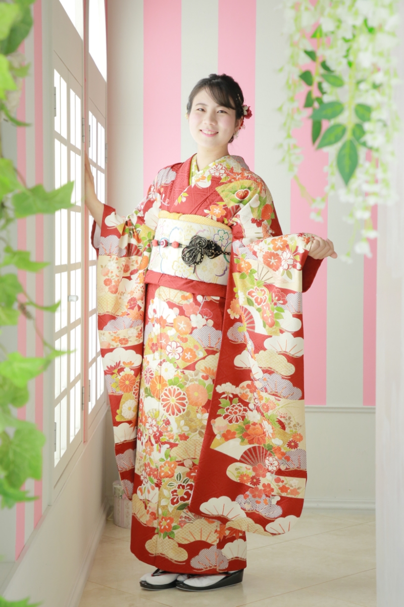 振袖は色々悩むよりまずは見て、着て見てください