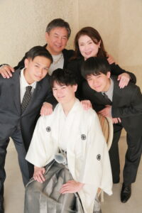 ハタチ男子　家族写真　袴
